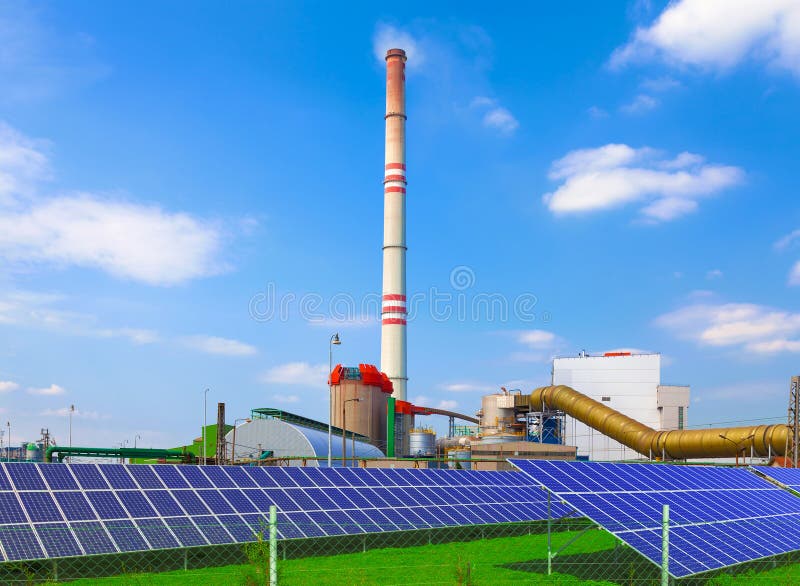 Węglowa elektrownia z energetycznymi panel słoneczny obraz stock Węglowa elektrownia z energetycznymi panel słoneczny obraz stock