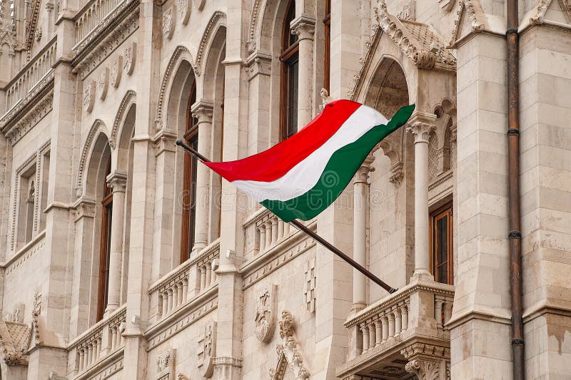 Węgry flaga na parlamentu budynku w Budapest zdjęcia stock Węgry flaga na parlamentu budynku w Budapest zdjęcia stock