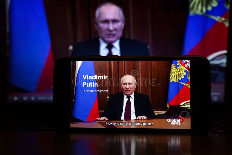 Władimir putin w wiadomościach. prezes rosyjskiego przemówienia w telewizji. wojna rosyjsko-ukraińska