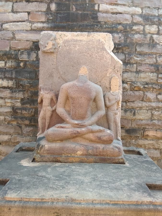 WŁADYKI BUDDHA «S statua W światowego dziedzictwa SANCHI stupie BLISKO BHOPAL, INDIA zdjęcie stock WŁADYKI BUDDHA «S statua W światowego dziedzictwa SANCHI stupie BLISKO BHOPAL, INDIA zdjęcie stock
