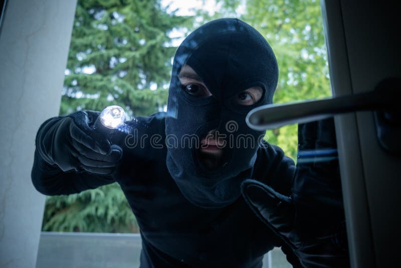 Włamywacz jest ubranym balaclava zdjęcie stock