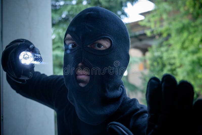 Włamywacz jest ubranym balaclava l zdjęcia royalty free