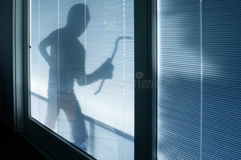 Włamywacz jest ubranym balaclava patrzeje przez okno fotografia royalty free