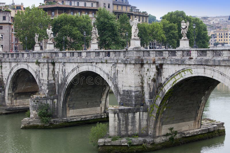 Włochy rome Most z rzeźbami nad Rzecznym Tiber roszować świętego Angelo obraz stock Włochy rome Most z rzeźbami nad Rzecznym Tiber roszować świętego Angelo obraz stock