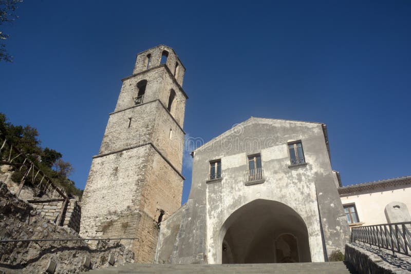 Włochy: Widok na klasztor San Francesco w Giffoni Valle Piana, 29 grudnia 2019 zdjęcie stock