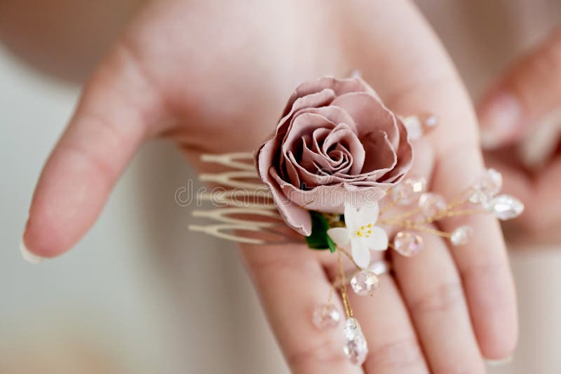 Włosiany akcesoryjny handmade zakończenie Lokalizować na otwartej palmie Delikatni pastelowi cienie fotografia royalty free Włosiany akcesoryjny handmade zakończenie Lokalizować na otwartej palmie Delikatni pastelowi cienie fotografia royalty free