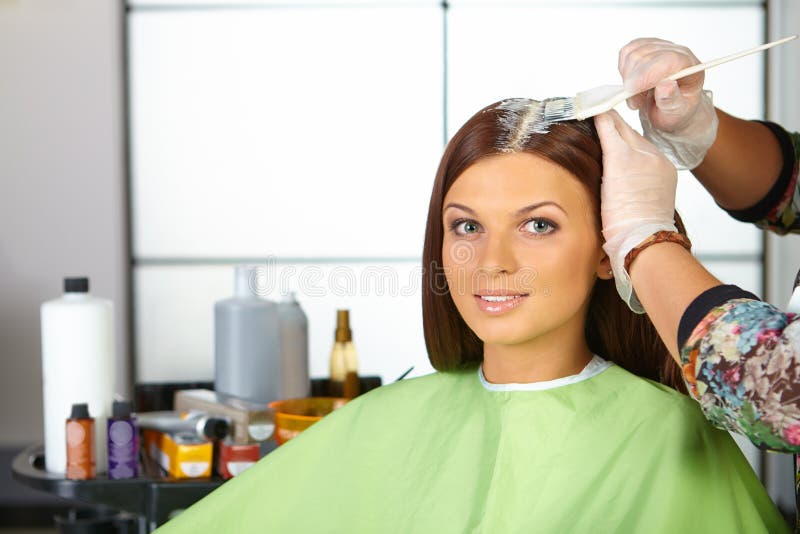 Włosiany salon. Zastosowanie kosmetyki. obrazy stock Włosiany salon. Zastosowanie kosmetyki. obrazy stock