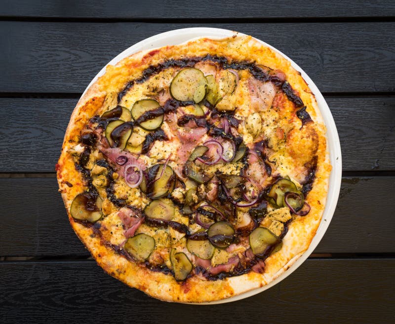 Włoska pizza na ciemnego drewnianego tła odgórnym widoku zdjęcie royalty free Włoska pizza na ciemnego drewnianego tła odgórnym widoku zdjęcie royalty free