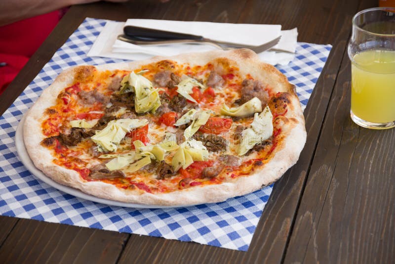 Włoska pizza z kiełbasami zdjęcie stock Włoska pizza z kiełbasami zdjęcie stock