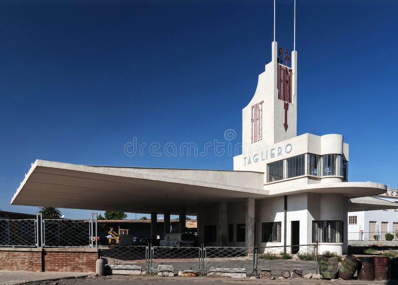 Włoski kolonialny stary art deco buduje w Asmara mieście Eritrea fotografia stock Włoski kolonialny stary art deco buduje w Asmara mieście Eritrea fotografia stock