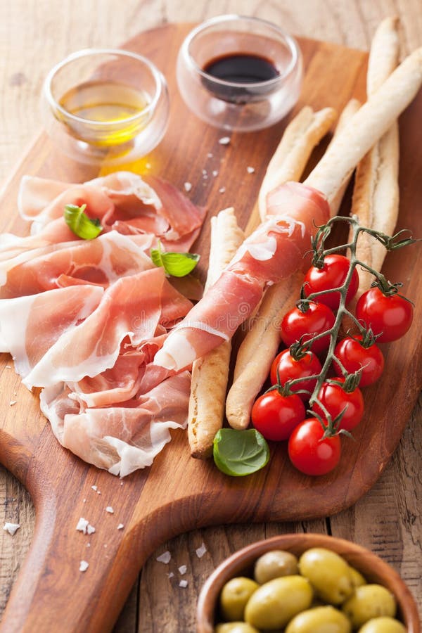Włoski prosciutto baleronu grissini chlebowych kijów pomidoru oliwa z oliwek obrazy royalty free