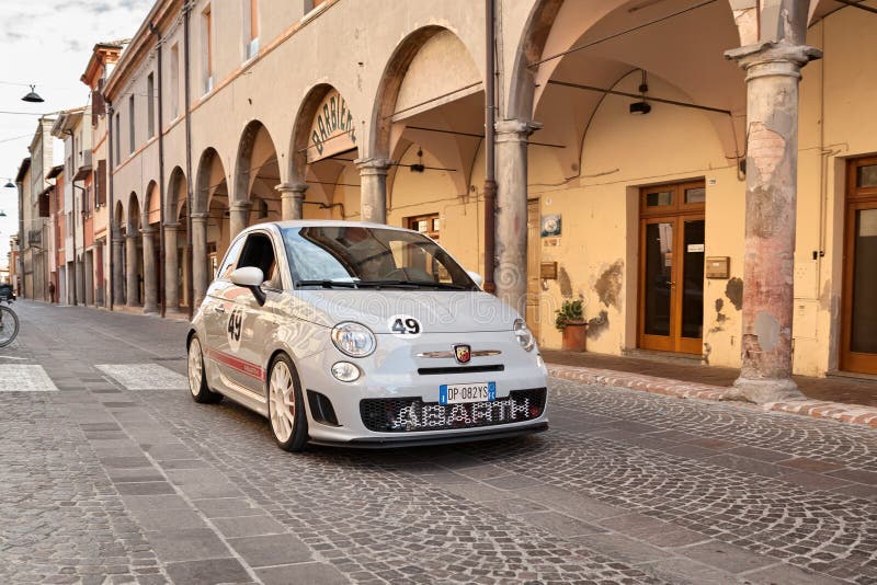 Włoski sporta samochodu Fiat 500 Abarth esseesse obraz stock Włoski sporta samochodu Fiat 500 Abarth esseesse obraz stock