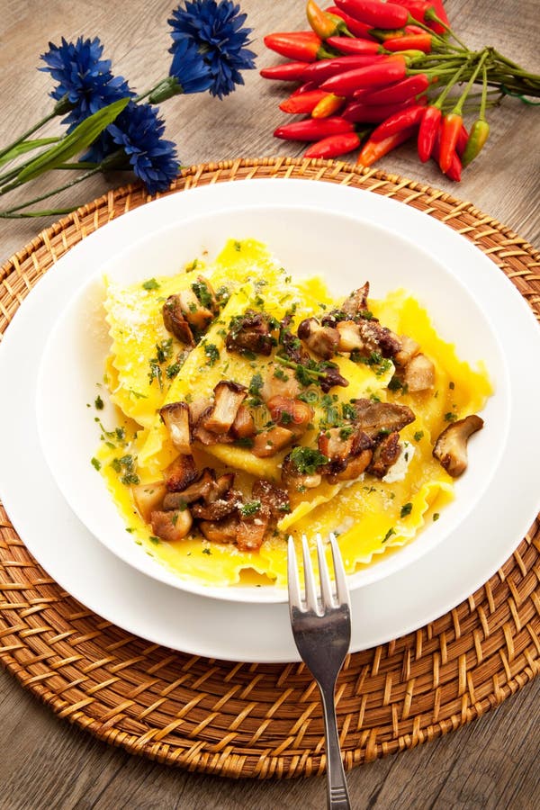 Włoski tortelloni z pieczarką obraz stock Włoski tortelloni z pieczarką obraz stock