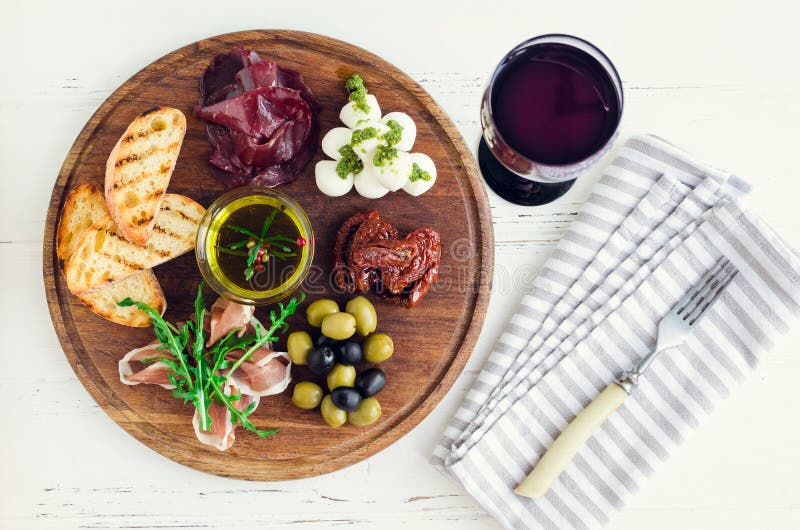 Włoskie antipasti wina przekąski ustawiać zdjęcie royalty free Włoskie antipasti wina przekąski ustawiać zdjęcie royalty free