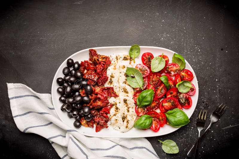 Włoskie zakąski mozzarella, pomidory, oliwki i basil -, obrazy stock Włoskie zakąski mozzarella, pomidory, oliwki i basil -, obrazy stock
