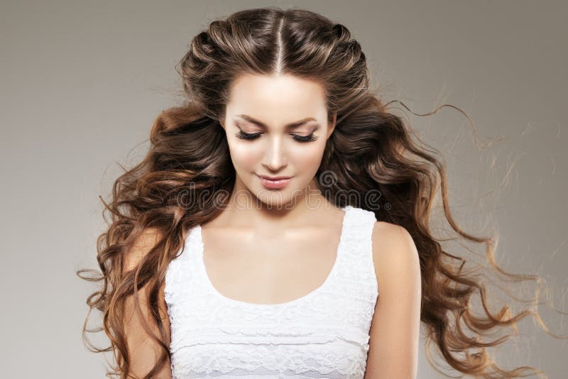 włosy tęsk model Fala kędziorów fryzura Włosiany salon Updo f obraz royalty free włosy tęsk model Fala kędziorów fryzura Włosiany salon Updo f obraz royalty free