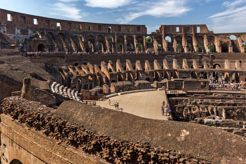 RZYM WŁOCHY, CZERWIEC, - 24, 2017: Wśrodku widoku Antyczna arena gladiator Colosseum w mieście Rzym, Włochy