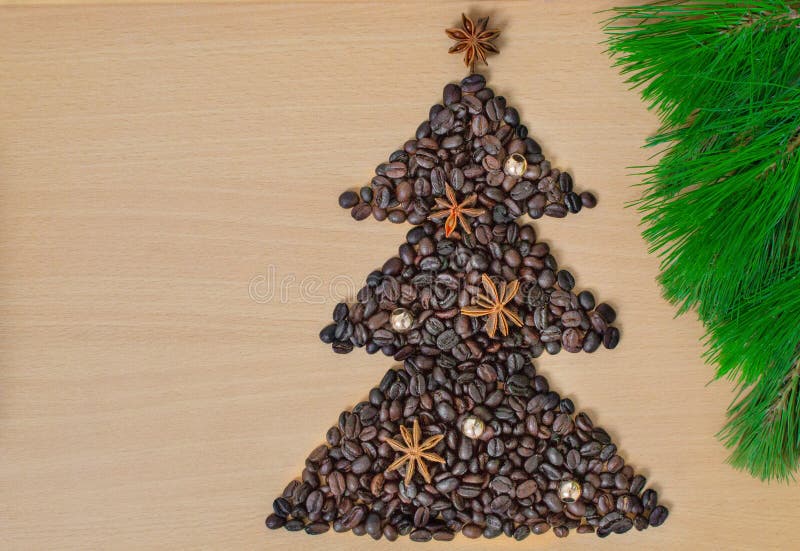 Xícara De Café Com Presentes E Decorações De Natal Forma Da árvore De Natal  Feita De Feijões De Café Na Tabela De Madeira Foto de Stock - Imagem de  natal, colher: 125645746
