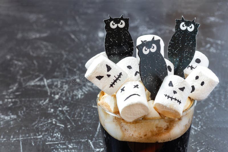 Rostos Assustadores Monstros De Marshmallow Em Xícara De Café Para  Halloween Imagem de Stock - Imagem de festivo, fantasma: 199278451