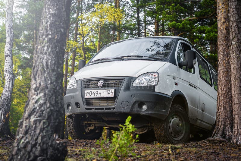 4x4 bilen GAZ SOBOL parkerade överst av kullen i skog fotografering för bildbyråer 4x4 bilen GAZ SOBOL parkerade överst av kullen i skog fotografering för bildbyråer