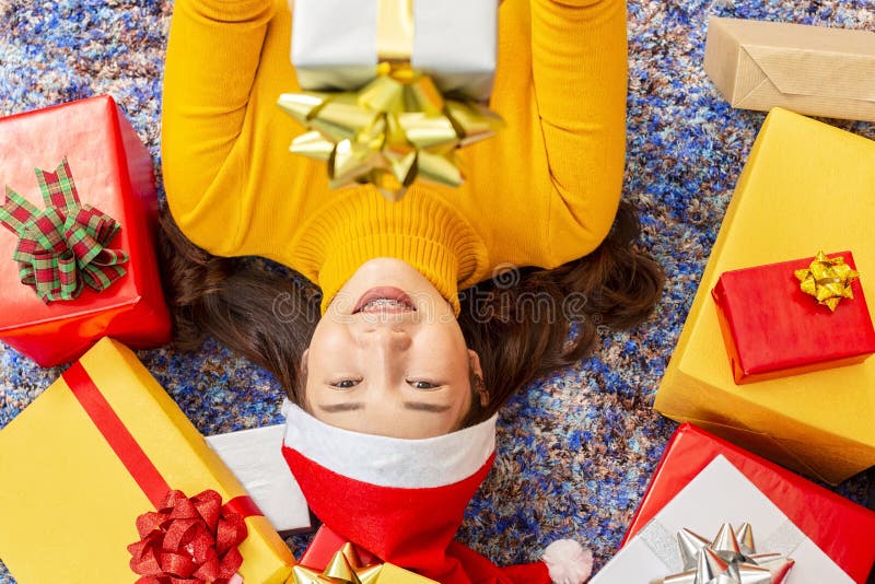 X-mas e conceito do feriado Fêmea feliz com caixa de presente As jovens mulheres nas mãos do tampão do Natal apresentam envolvido fotografia de stock royalty free X-mas e conceito do feriado Fêmea feliz com caixa de presente As jovens mulheres nas mãos do tampão do Natal apresentam envolvido fotografia de stock royalty free