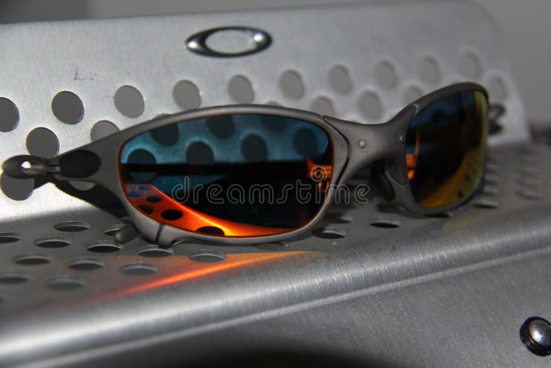 X-metal Juliet De Oakley Com Lentes Do Rubi Foto de Stock - Imagem