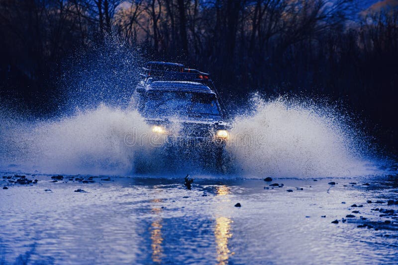 4 x 4 restrekering Kraschade in i en puddle och plockade upp en sprej av smuts Utomhusäventyr Fin natur Bästa royaltyfri fotografi