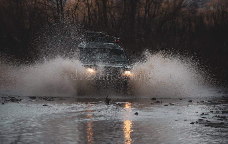 4 x 4 restrekering. kraschade i en puddle och plockade upp en sprej av smuts. utomhusäventyr. vacker natur. bästa arkivfoto