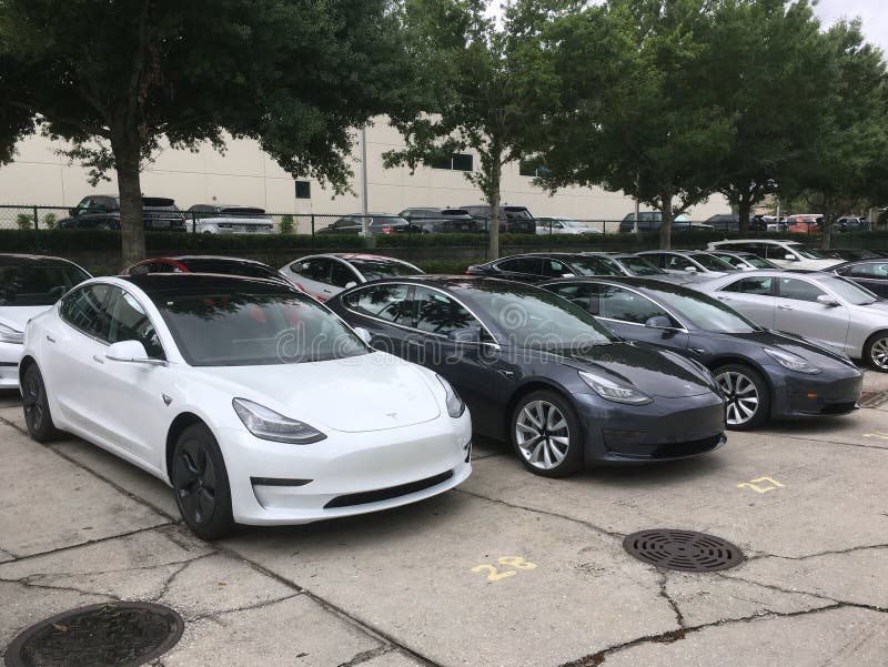 3 Tesla Model 3 ηλεκτρικά οχήματα στοκ φωτογραφία με δικαίωμα ελεύθερης χρήσης