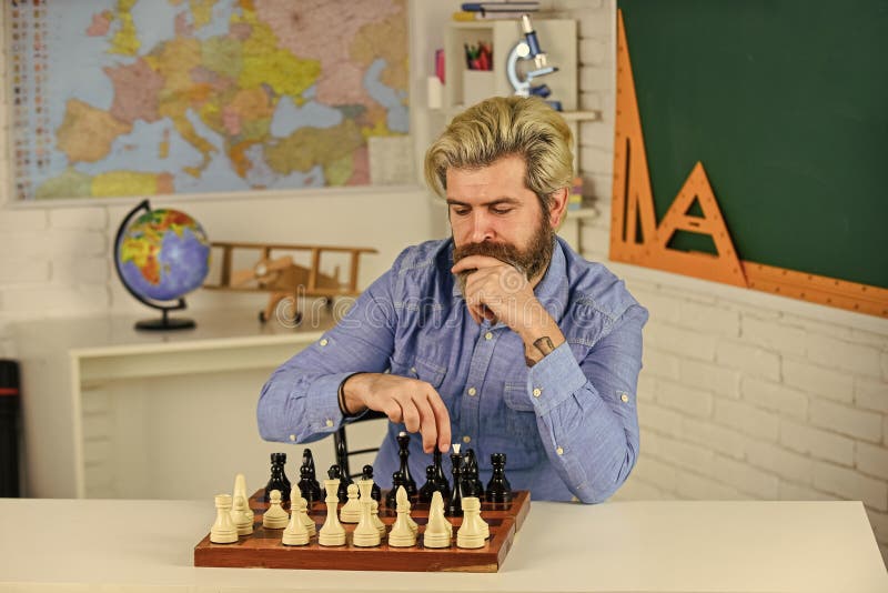 Conclusão pessoal clube de xadrez aula de xadrez ideias de estratégia  professor em torneio jogo de sucesso conceito de estratégia gestão e  liderança jogo de tabuleiro homem jogando xadrez jogo intelectual