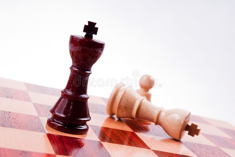 Jogo De Xadrez. Peças Brancas E Pretas No Tabuleiro De Xadrez. Foto de  Stock - Imagem de posto, xadrez: 221923722