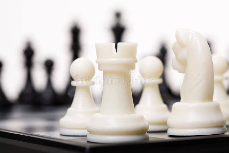 Close-up tiro xadrez dourado para derrotar a matar o rei de prata xadrez no  tabuleiro de xadrez branco e preto para o conceito de vencedor e perdedor  da competição de desafio de