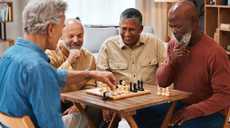 Amigos De Xadrez E Jogos De Tabuleiro Em Mesa De Madeira Para