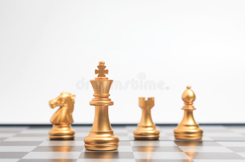 Xadrez de ouro e prata no jogo de tabuleiro de xadrez para o conceito de  liderança de metáfora de negócios