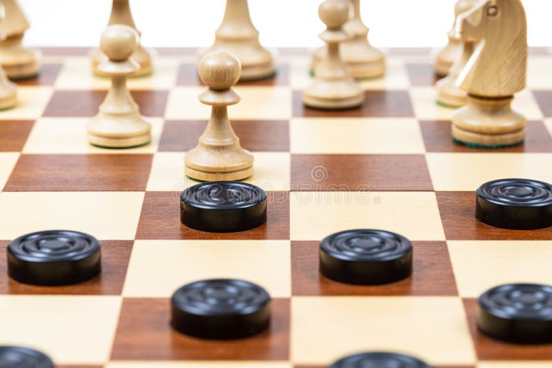 Peças de xadrez e damas em posições iniciais