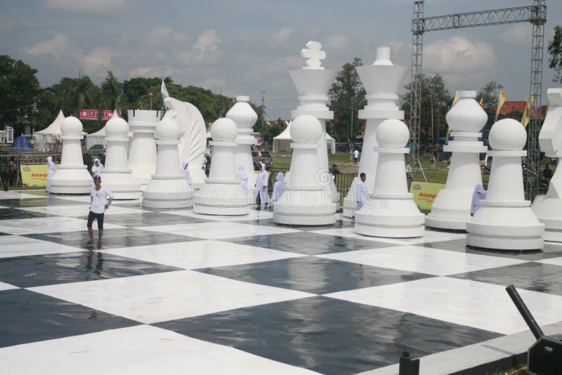 Jogos de xadrez gigantes na rua com peças grandes