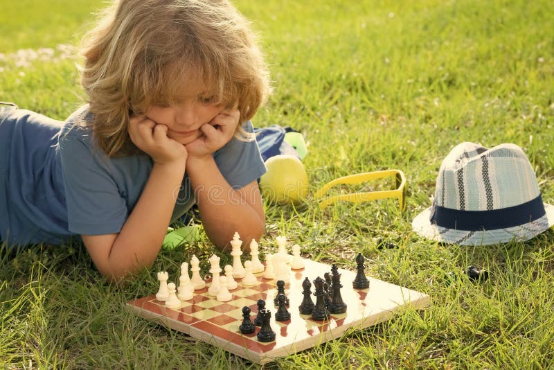 Criança Pensando Em Xadrez. Escola De Xadrez. Criança Pensar Em Jogo De  Xadrez. Conceito De Educação Infantil. Inteligente, Inteligente E  Inteligente Crianças Da Escola. Foto Royalty Free, Gravuras, Imagens e  Banco de