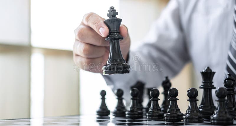 Xadrez preto e branco com o jogador empresário e empresária