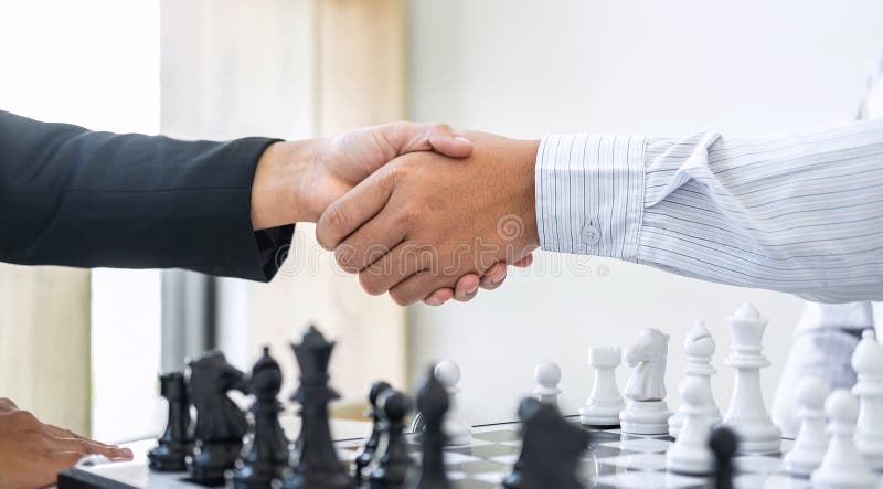 Xadrez preto e branco com o jogador empresário e empresária apertando as  mãos