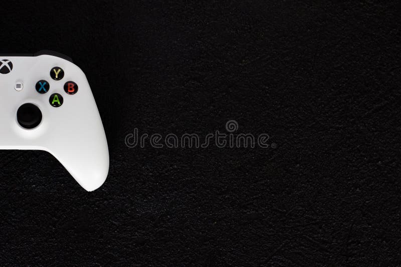 Với chiếc tay cầm Xbox, bạn sẵn sàng thể hiện khả năng chơi game của mình trên đấu trường ảo rực lửa. Cầm Xbox controller và bắt đầu cuộc chiến thôi!