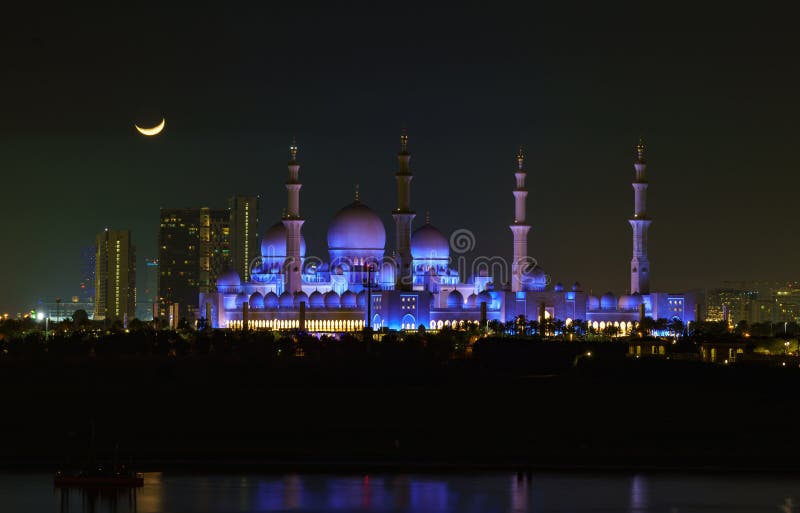 Xeique Zayed Mosque como visto na noite com lua fotografia de stock royalty free Xeique Zayed Mosque como visto na noite com lua fotografia de stock royalty free