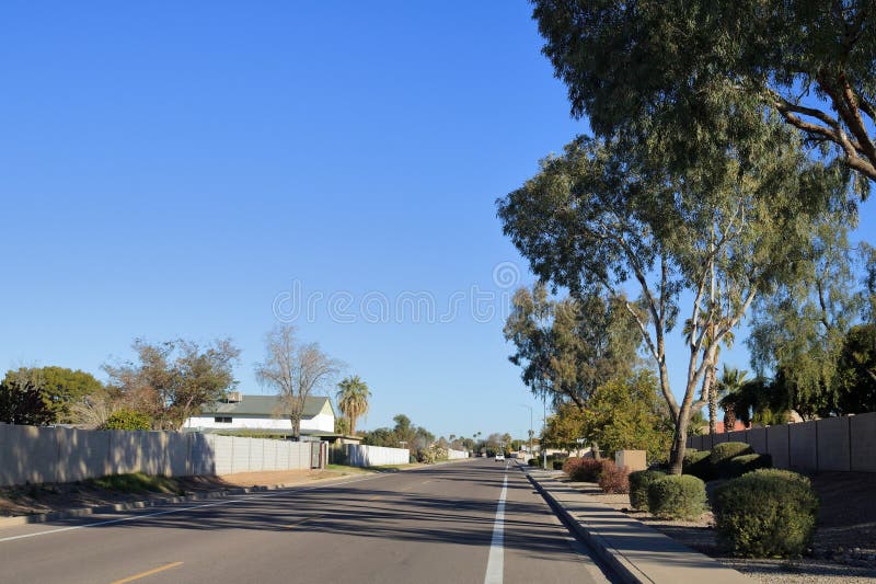 Xeriscaped residential Street w Phoenix arizona zdjęcie stock