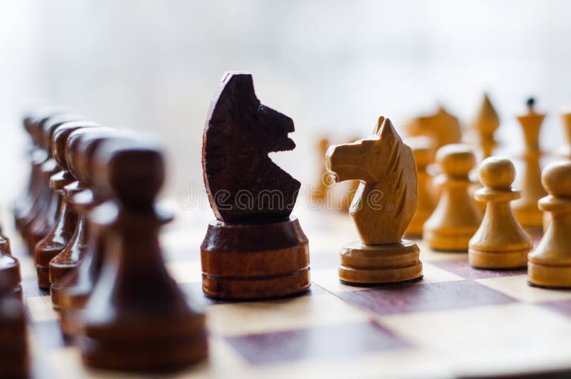 Grande Mestre De Xadrez Em Um Tabuleiro De Xadrez Um Jogo De Xadrez. Imagem  de Stock - Imagem de fundo, vida: 189762257