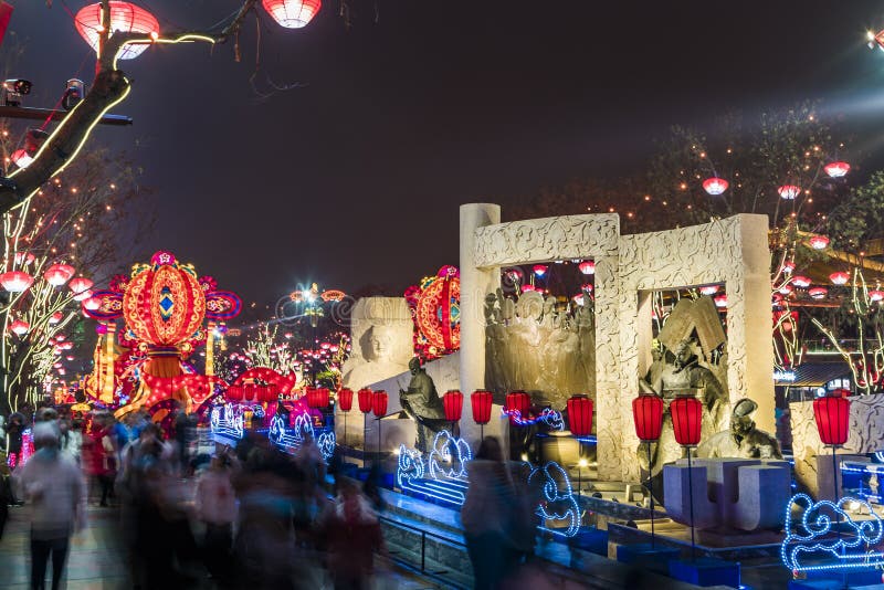 Xi'an, China - 13 de febrero de 2019 La muchedumbre en el punto esc?nico para celebra festival de primavera chino fotos de archivo libres de regalías Xi'an, China - 13 de febrero de 2019 La muchedumbre en el punto esc?nico para celebra festival de primavera chino fotos de archivo libres de regalías