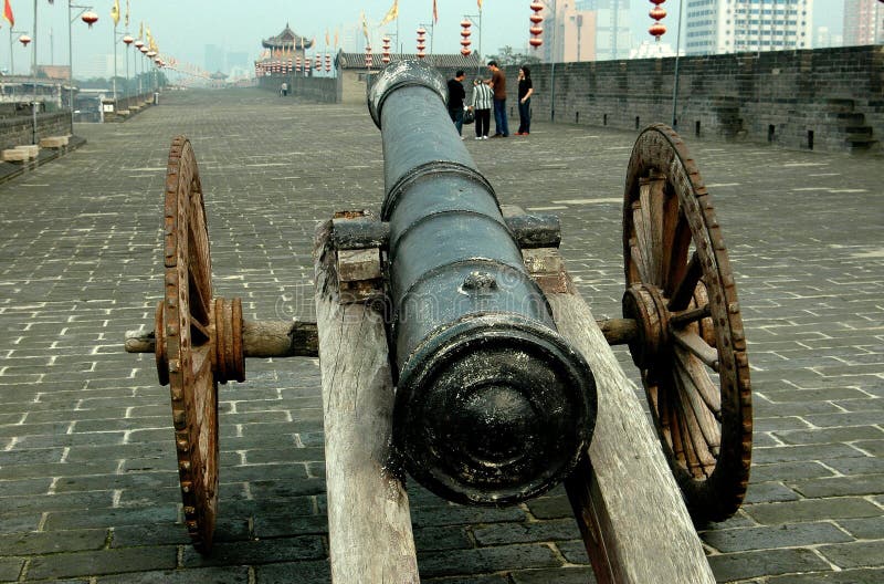 Xi'an, Κίνα: Πυροβόλο στις αρχαίες έπαλξεις τοίχων πόλεων στοκ φωτογραφίες με δικαίωμα ελεύθερης χρήσης