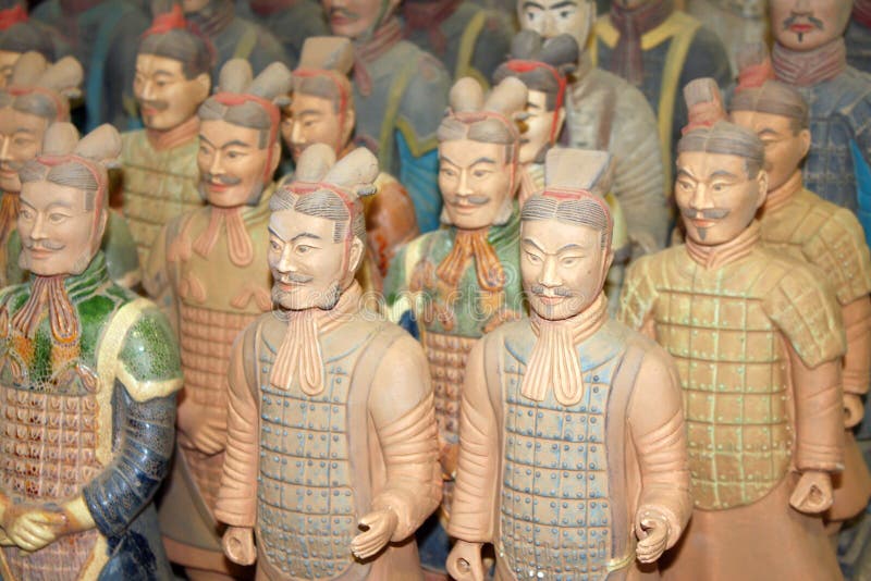 XIAN, CHINA - 5. Juni 2014: Gemalte Zahlen von Terrakottakriegern stockfoto XIAN, CHINA - 5. Juni 2014: Gemalte Zahlen von Terrakottakriegern stockfoto