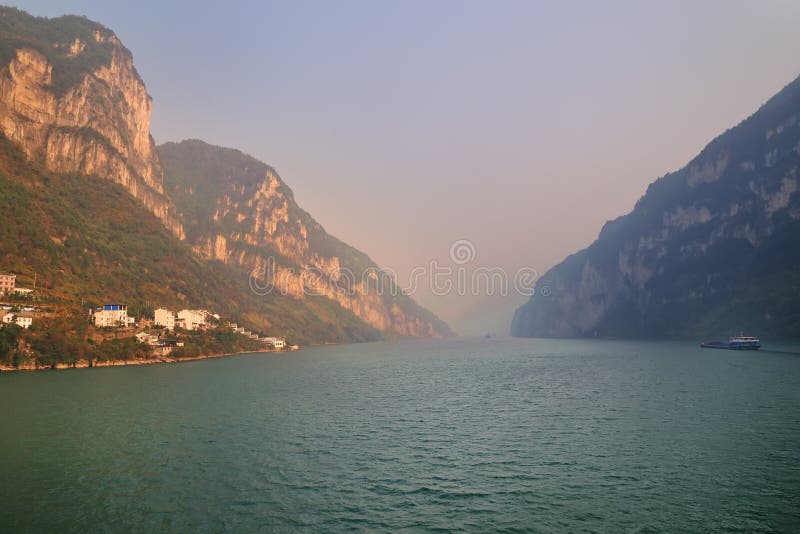 Xiling Gorge längs Yangtzet River arkivfoto Xiling Gorge längs Yangtzet River arkivfoto
