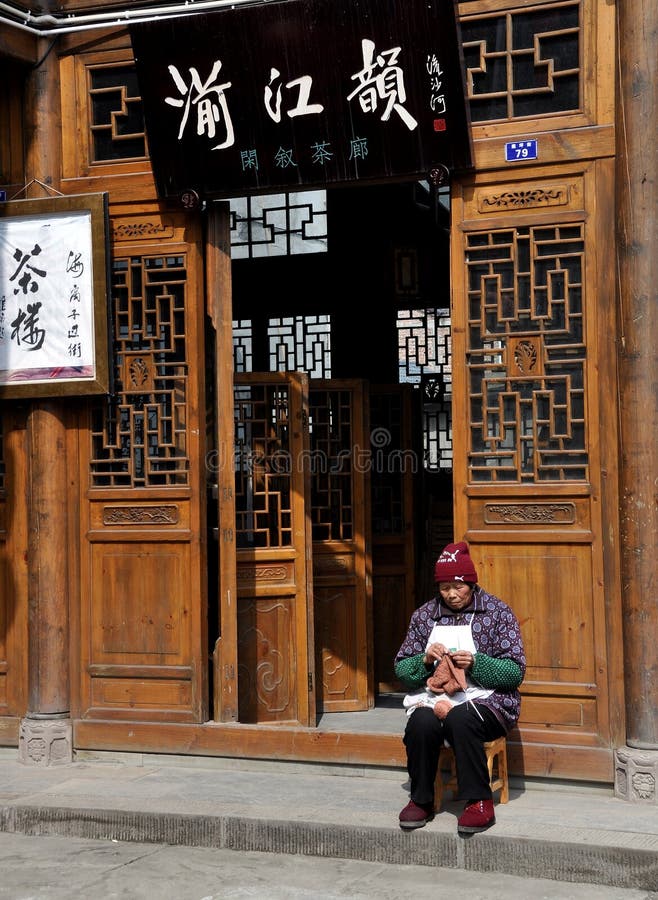 Xin Xing Zhen, China: Old Woman Knitting royalty free stock photography Xin Xing Zhen, China: Old Woman Knitting royalty free stock photography