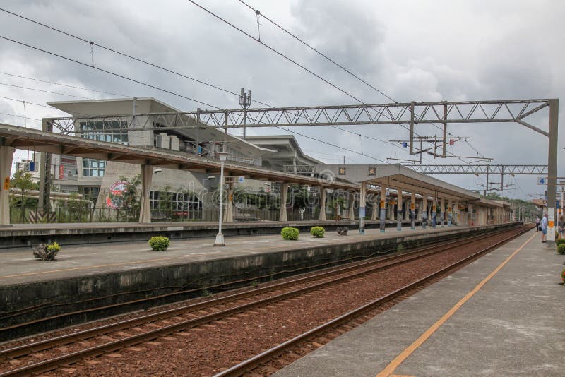 Xincheng, Taiwan-outubro 16,2018: Poucas pessoas na maneira do trem no esta??o de caminhos de ferro novo do xincheng, Formosa imagem de stock Xincheng, Taiwan-outubro 16,2018: Poucas pessoas na maneira do trem no esta??o de caminhos de ferro novo do xincheng, Formosa imagem de stock