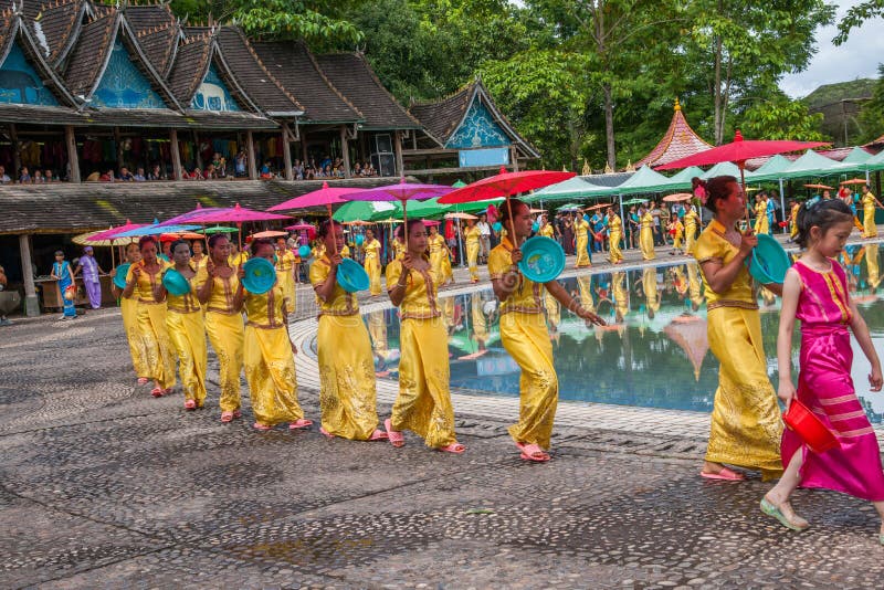 Xishuangbanna Dai Park Xiaoganlanba på plaskande fyrkantiga dansare (gud) som royaltyfria foton Xishuangbanna Dai Park Xiaoganlanba på plaskande fyrkantiga dansare (gud) som royaltyfria foton